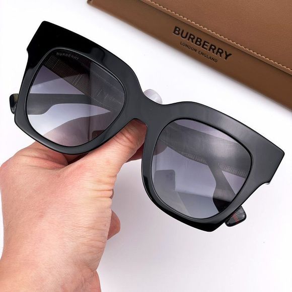  Burberry BE4364 KITTY 39428G Sunglasses Black Gray Square Unisex - Picture 1 of 9
